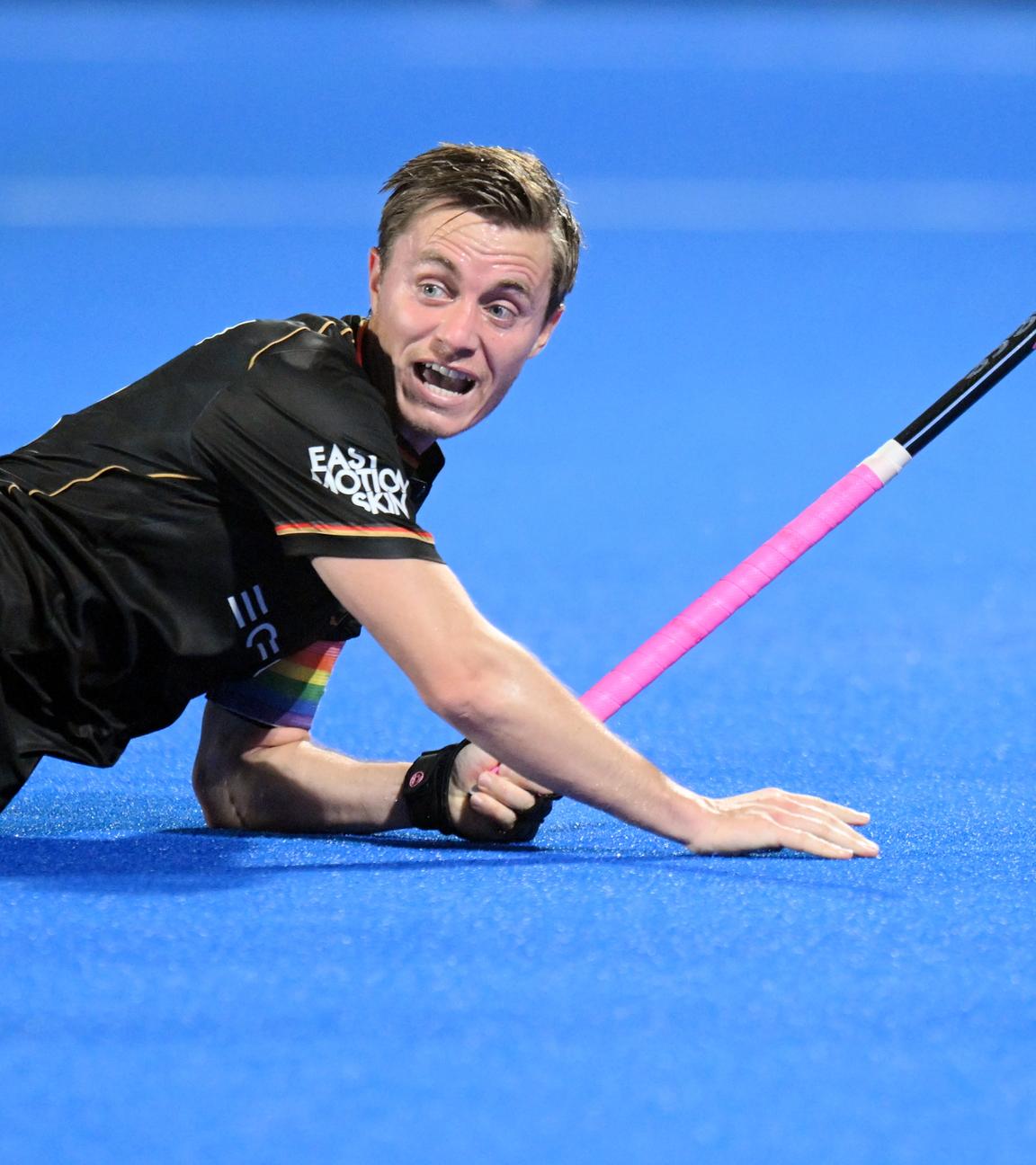 Hockeyspieler Mats Grambusch liegt am Boden des Spielfeldes