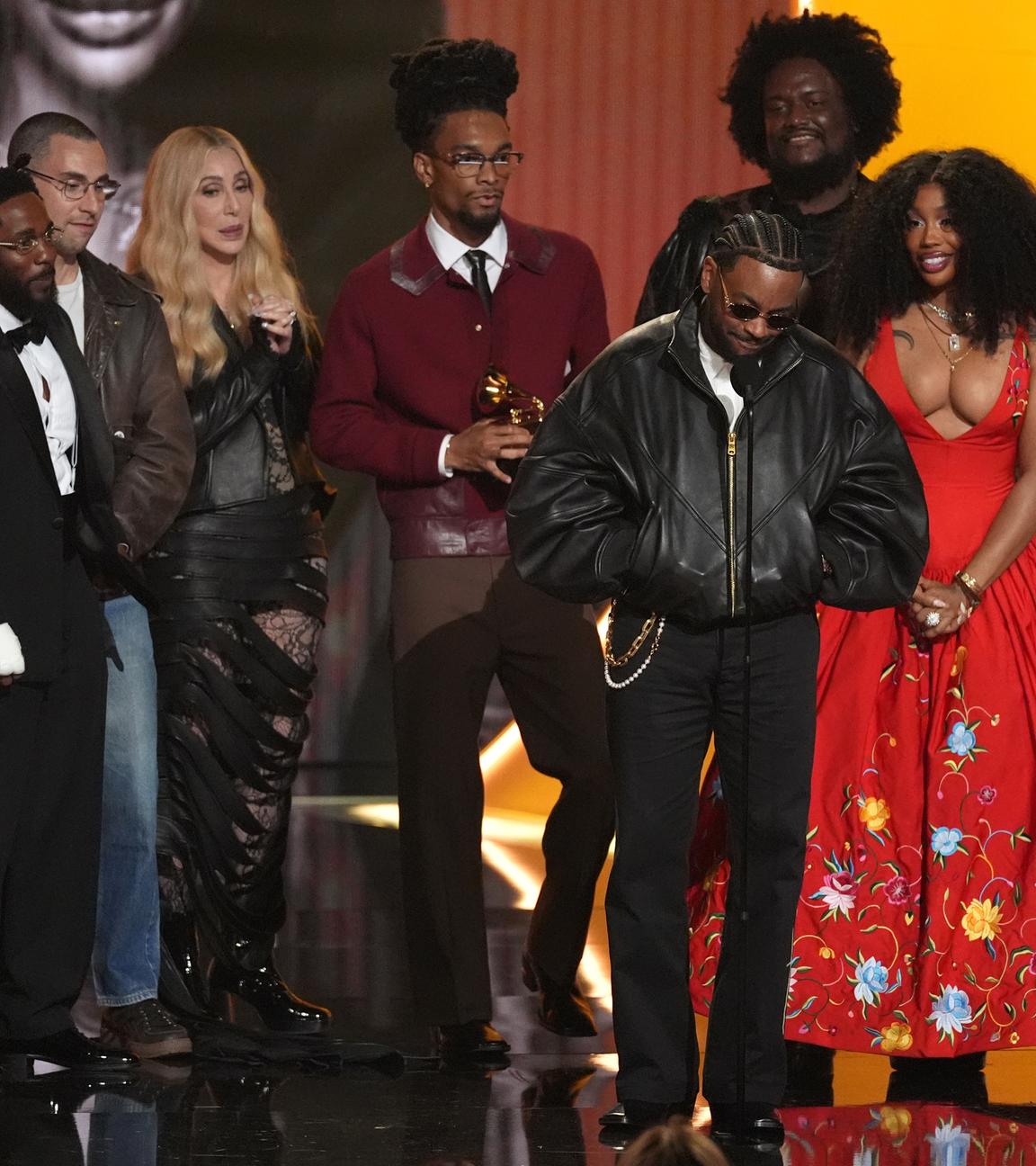 Kendrick Lamar (von links), Jack Antonoff, Ruchaun Aker, Sounwave, Kamasi Washington und SZA nehmen am Sonntag, dem 1. Februar 2026, bei den 68. jährlichen Grammy Awards in Los Angeles den Preis für die Aufnahme des Jahres für „Luther“ entgegen.