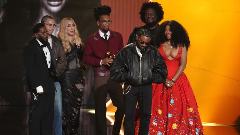 Kendrick Lamar (von links), Jack Antonoff, Ruchaun Aker, Sounwave, Kamasi Washington und SZA nehmen am Sonntag, dem 1. Februar 2026, bei den 68. jährlichen Grammy Awards in Los Angeles den Preis für die Aufnahme des Jahres für „Luther“ entgegen.