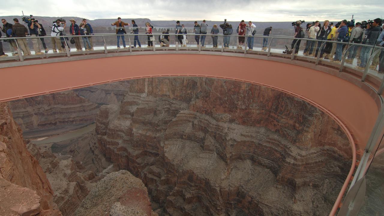 Besucher auf der Aussichtsplattform am Grand Canyon