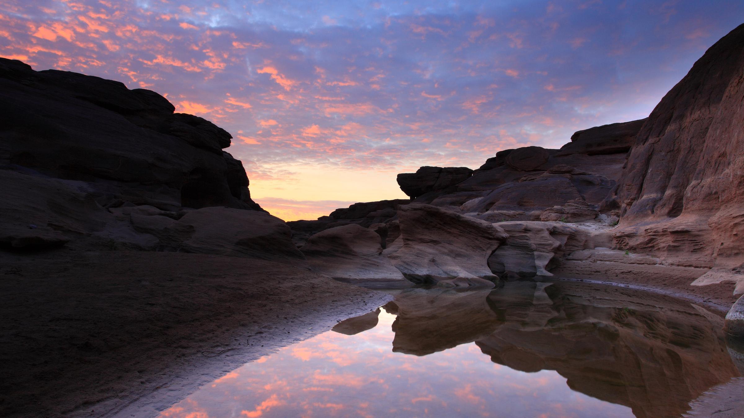 Wasserstelle im Grand Canyon unter rotem Himmel