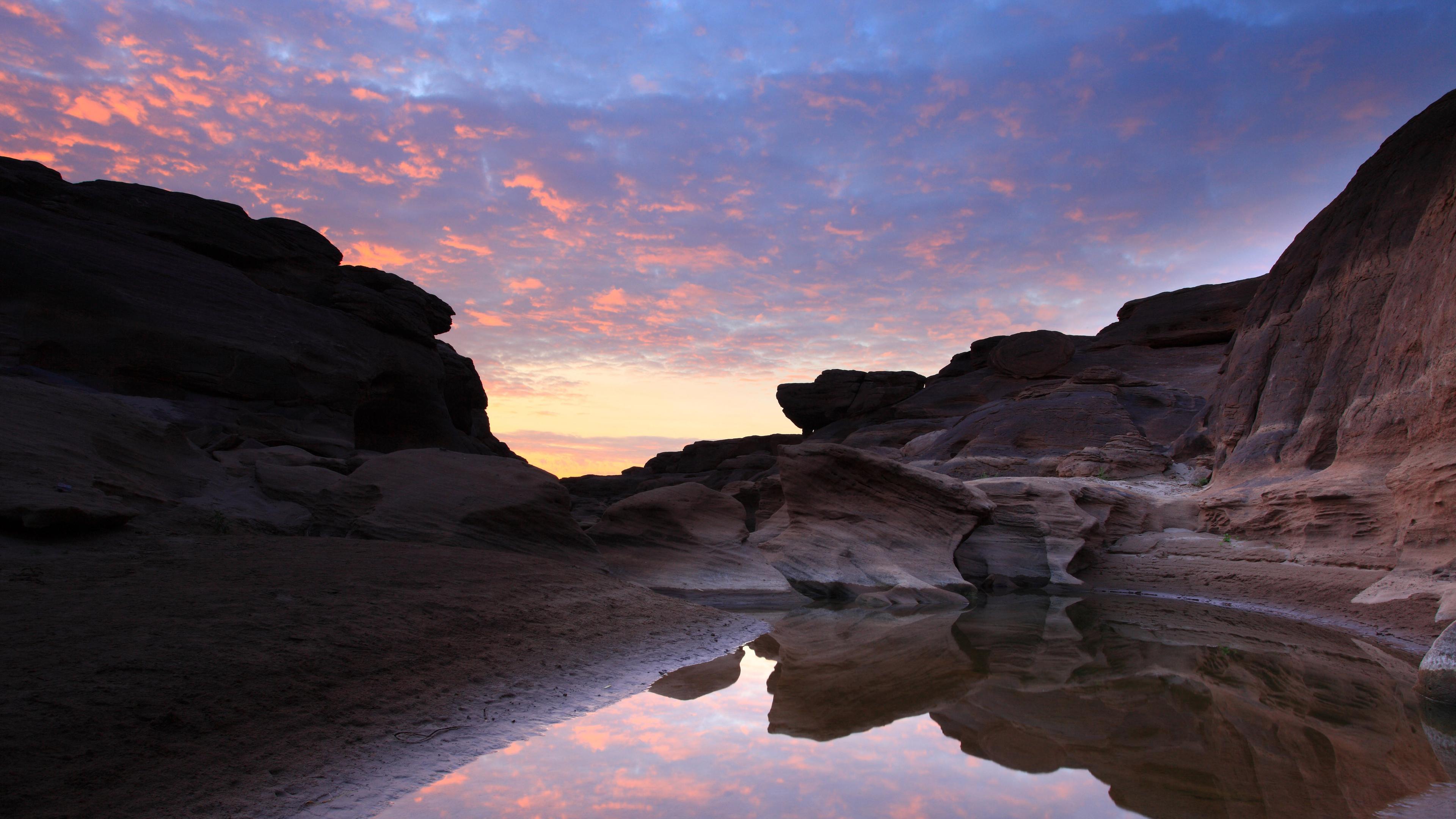 Wasserstelle im Grand Canyon unter rotem Himmel