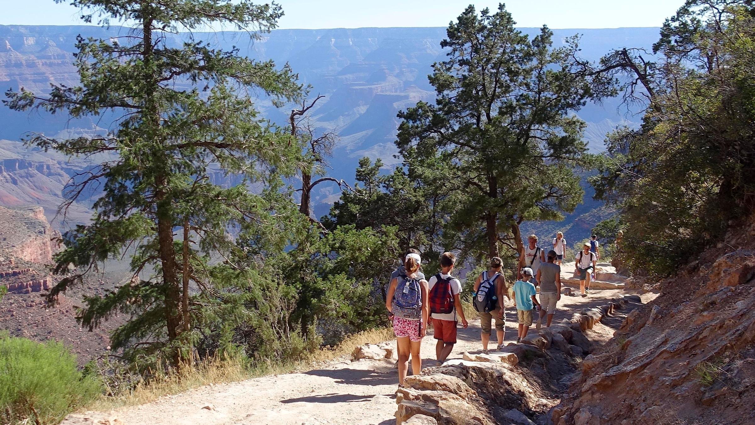 Besucher wandern auf einem Weg im Grand Canyon