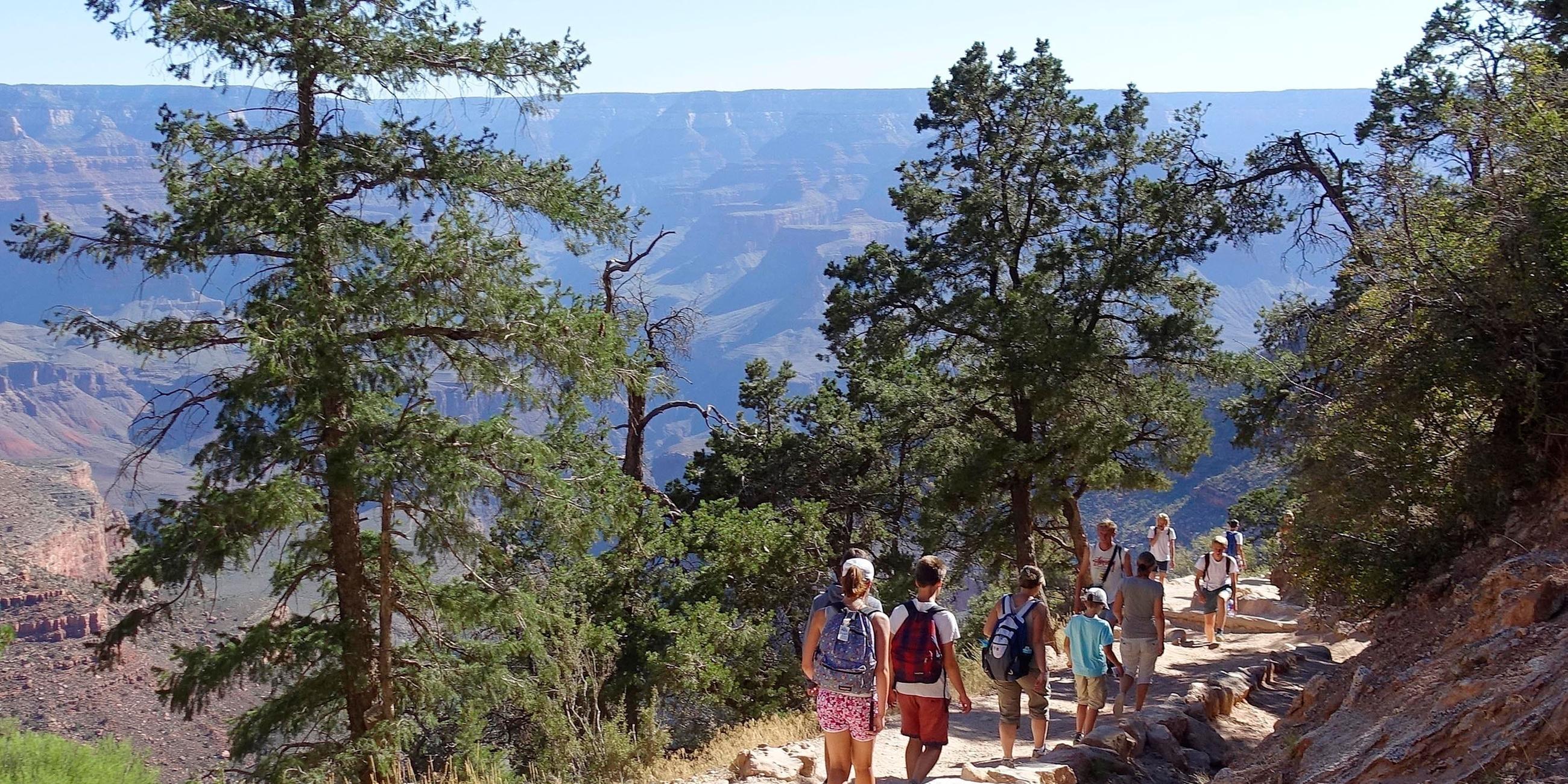 Besucher wandern auf einem Weg im Grand Canyon