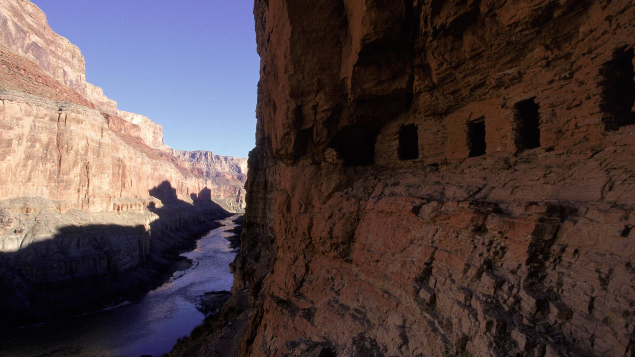 In den Fels geschlagene Wohnungen von Ureinwohnern im Grand Canyon 