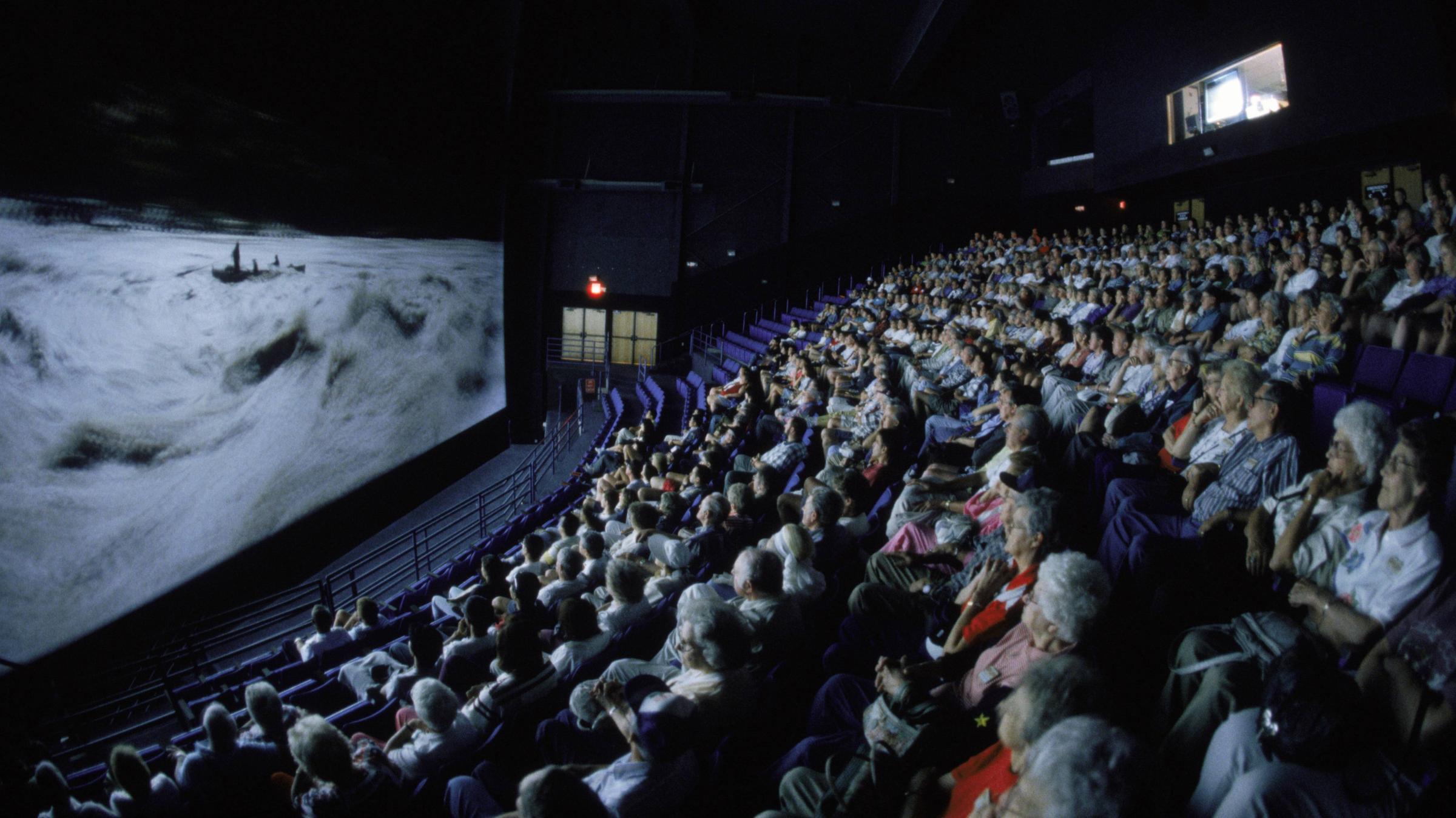 Besucher in einem IMAX am Grand Canyon National Park 