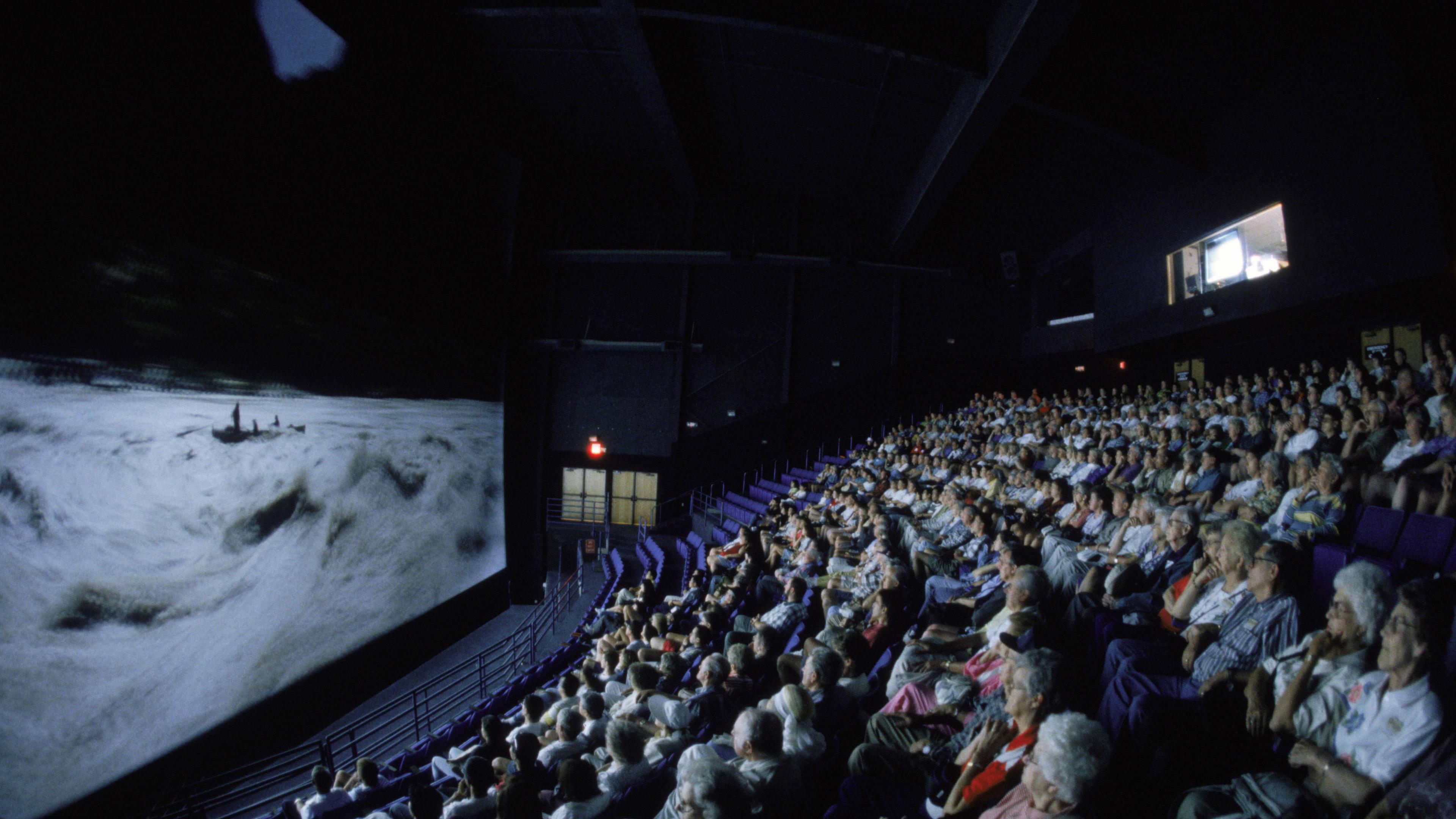 Besucher in einem IMAX am Grand Canyon National Park 