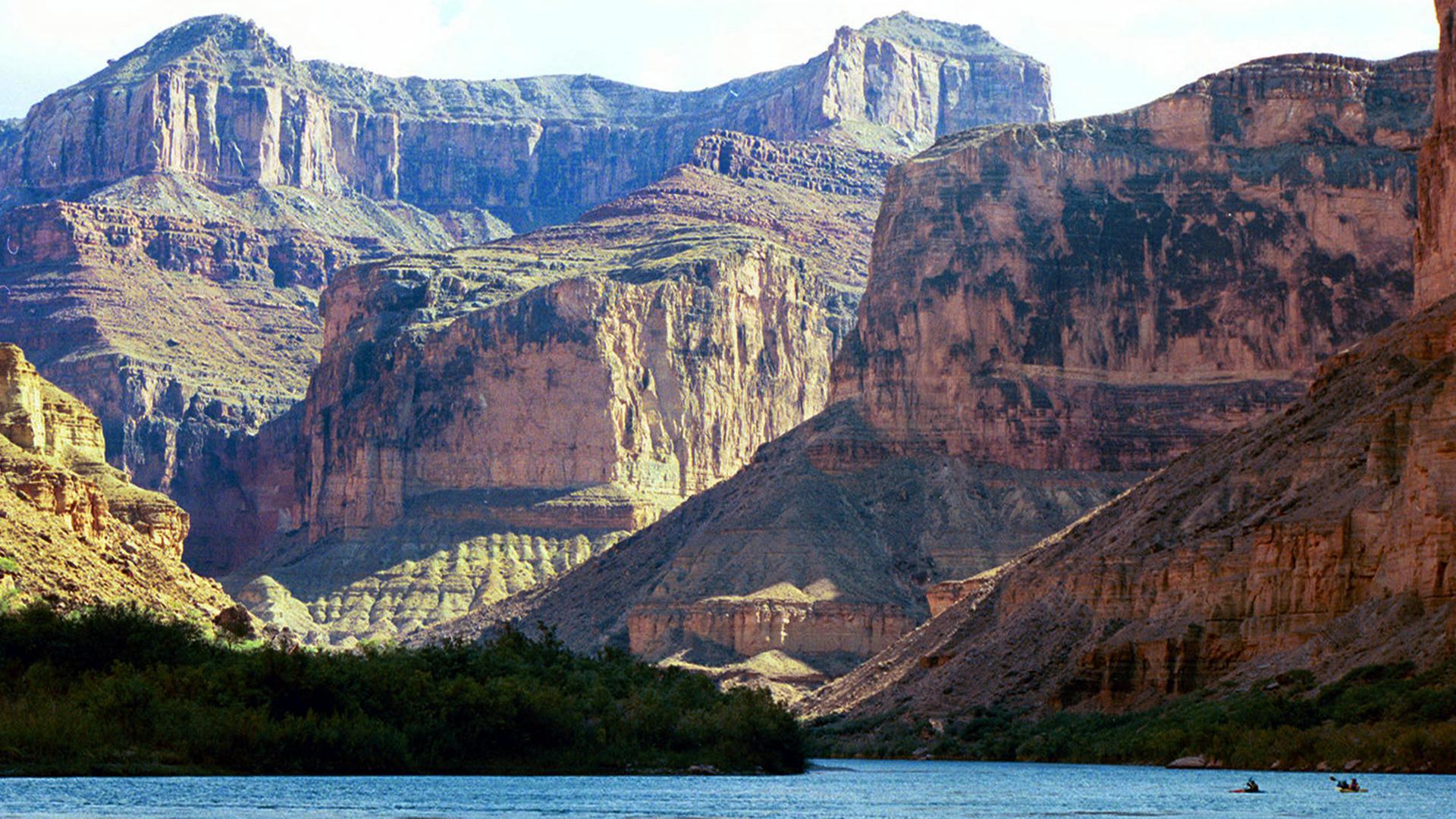Der Colorado River fließt durch den Grand Canyon