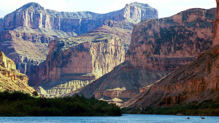 Der Colorado River fließt durch den Grand Canyon