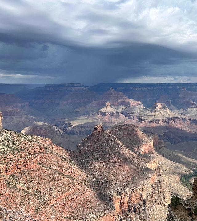 Dunkle Wolken hängen über der Nordkante des Grand-Canyon.