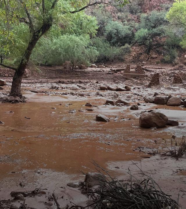 Überreste von Steinpfeilern einer Brücke am Bright Angel Creek nach einer Sturzflut, die die Fußgängerbrücke im Grand Canyon zerstört hat