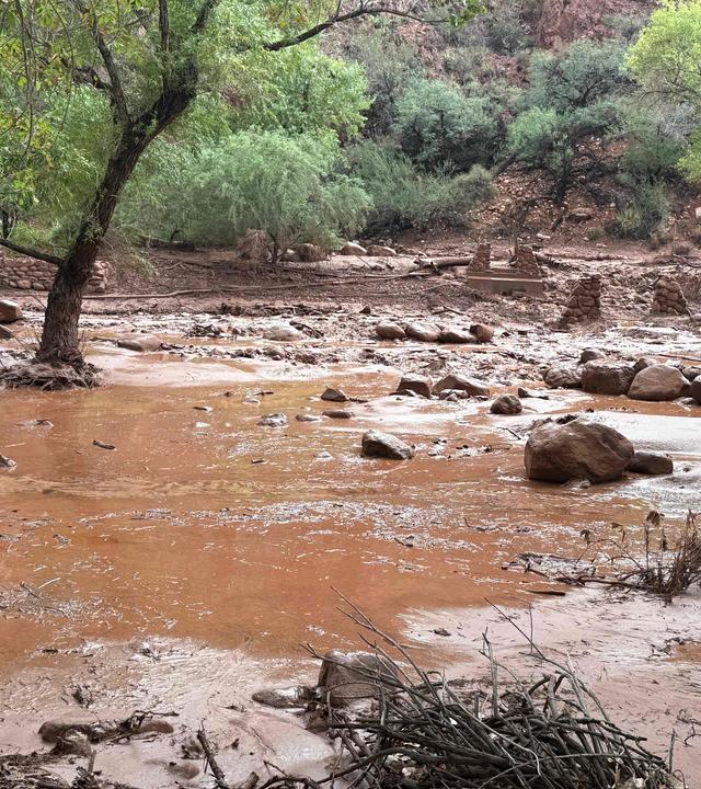 Überreste von Steinpfeilern einer Brücke am Bright Angel Creek nach einer Sturzflut, die die Fußgängerbrücke im Grand Canyon zerstört hat