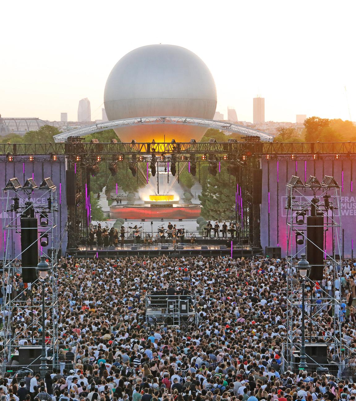 Exklusive Rückkehr des olympischen Kessels während des Großen Konzerts der Fête de la Musique im Jardin des Tuileries.
