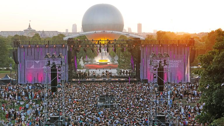 Exklusive Rückkehr des olympischen Kessels während des Großen Konzerts der Fête de la Musique im Jardin des Tuileries.