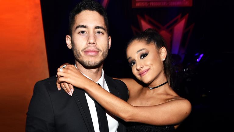 Popstar Ariana Grande neben Ricky Alvarez.