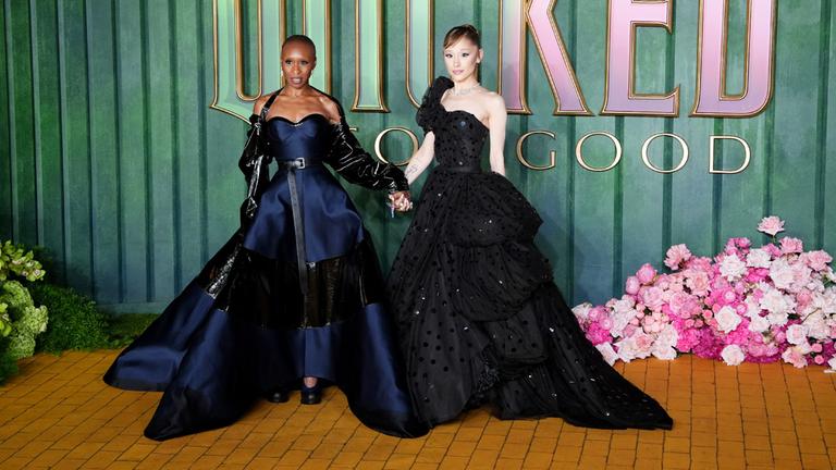 Ariana Grande und Cynthia Erivo posieren in Kleidern auf der Premiere von der Fortsetzung von "Wicked".