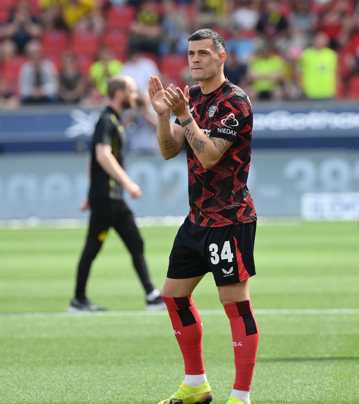 Granit Xhaka (Bayer 04 Leverkusen) applaudiert dem Publikum