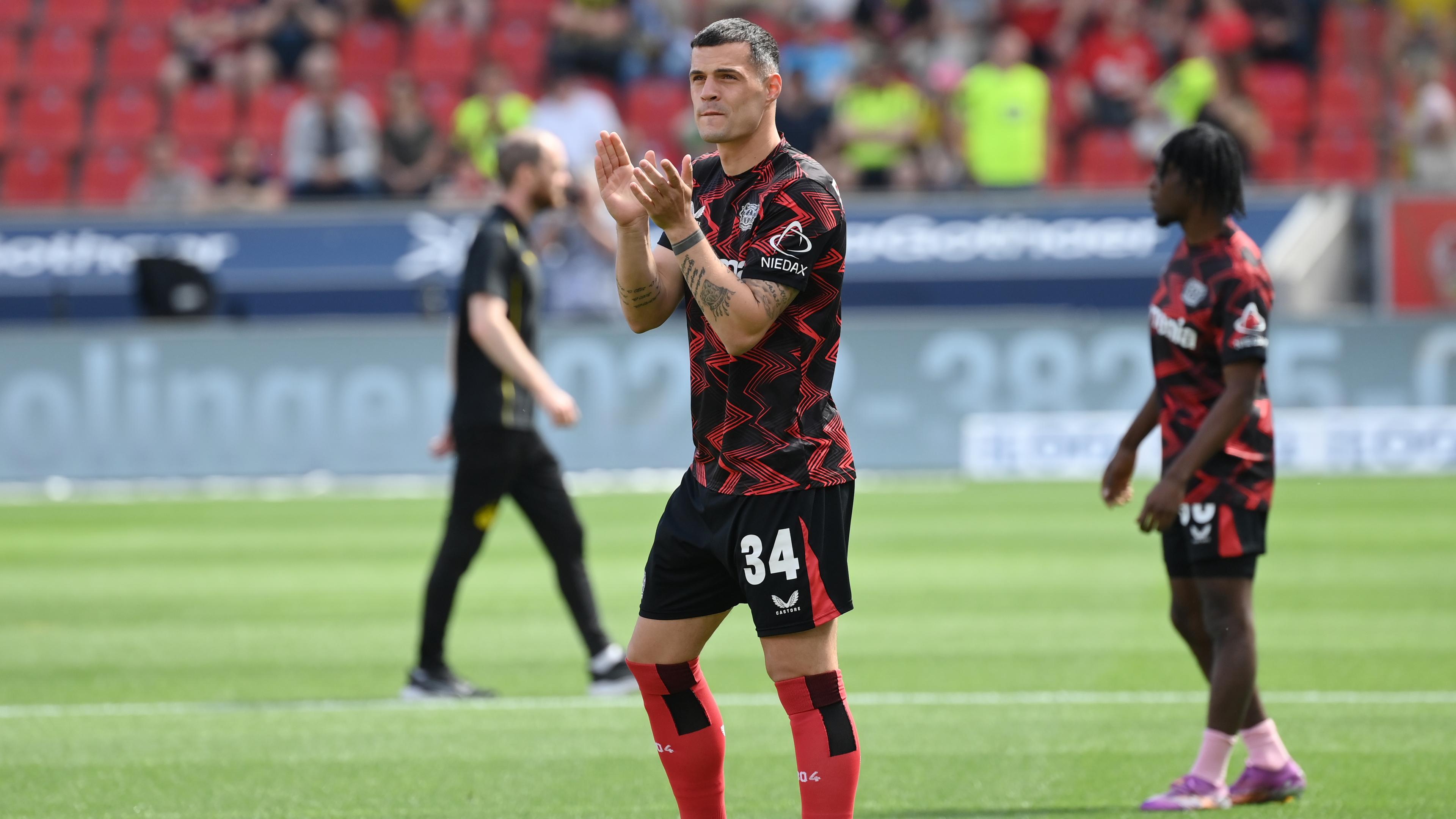 Granit Xhaka (Bayer 04 Leverkusen) applaudiert dem Publikum