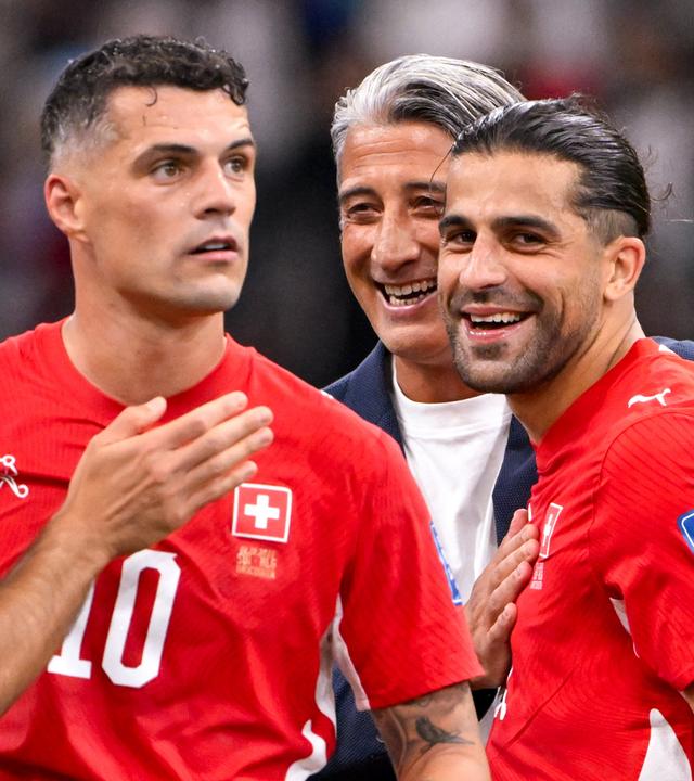Schlussjubel bei den Schweizern Granit Xhaka, Trainer Murat Yakin, Ricardo Rodriguez (v.l.) nach dem Spiel gegen Algerien am 02.07.2026 während der WM.
