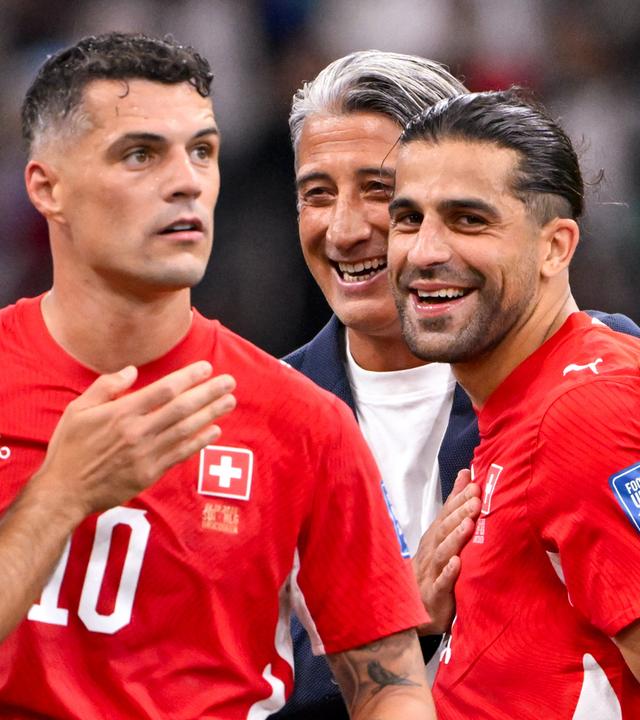Schlussjubel bei den Schweizern Granit Xhaka, Trainer Murat Yakin, Ricardo Rodriguez (v.l.) nach dem Spiel gegen Algerien am 02.07.2026 während der WM.