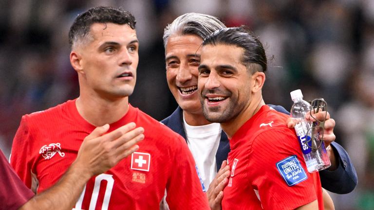 Schlussjubel bei den Schweizern Granit Xhaka, Trainer Murat Yakin, Ricardo Rodriguez (v.l.) nach dem Spiel gegen Algerien am 02.07.2026 während der WM.