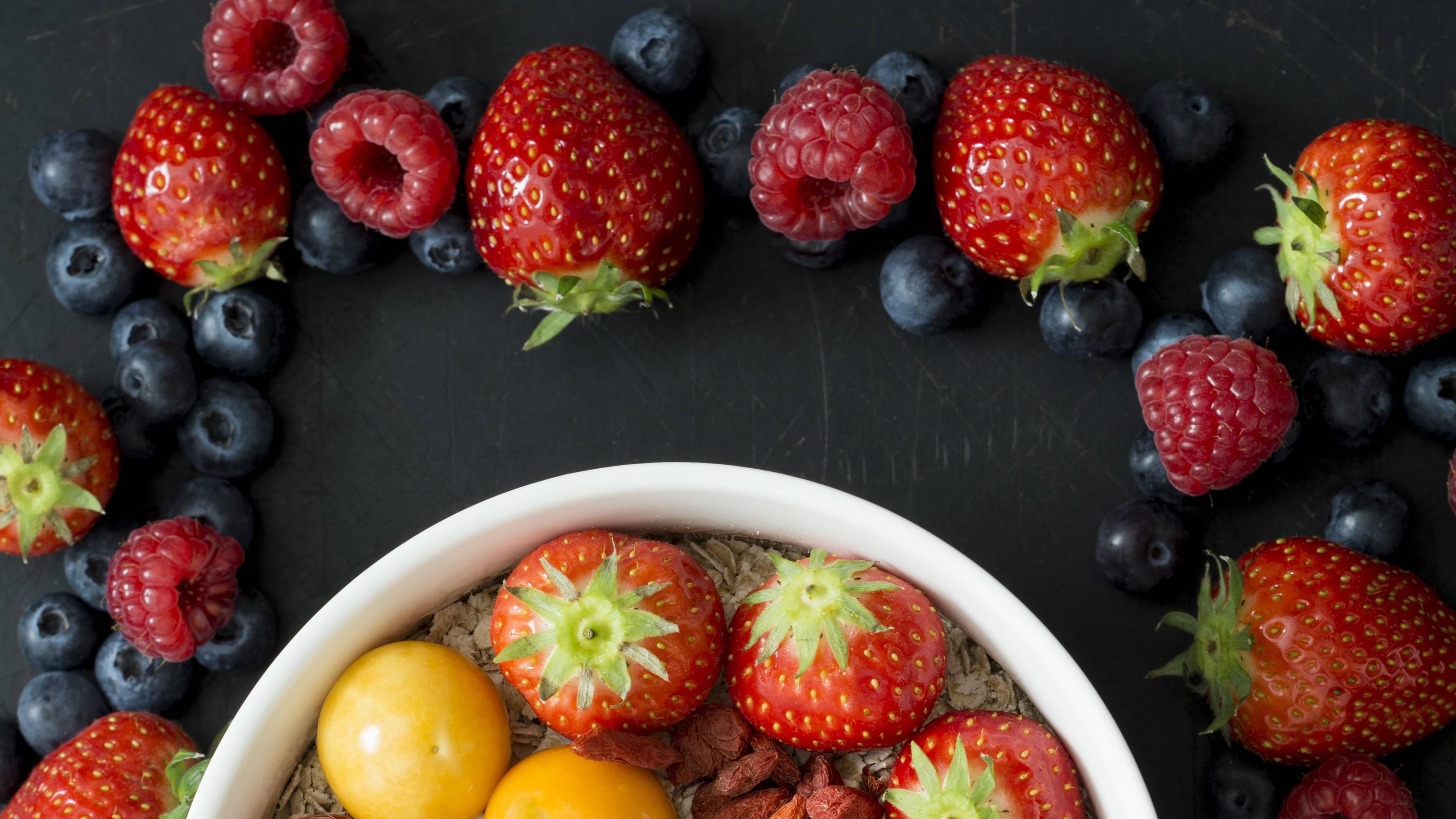 Eine Schüssel mit Granola mit Beeren garniert
