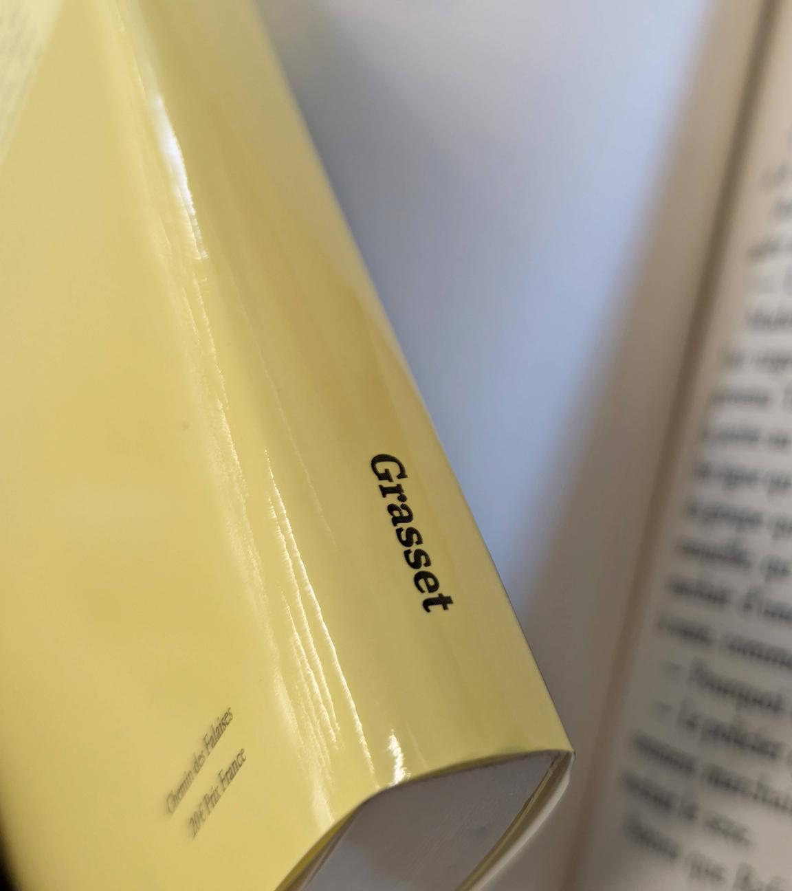 Das Grasset Logo auf einem Buchrücken in Nahaufnahme