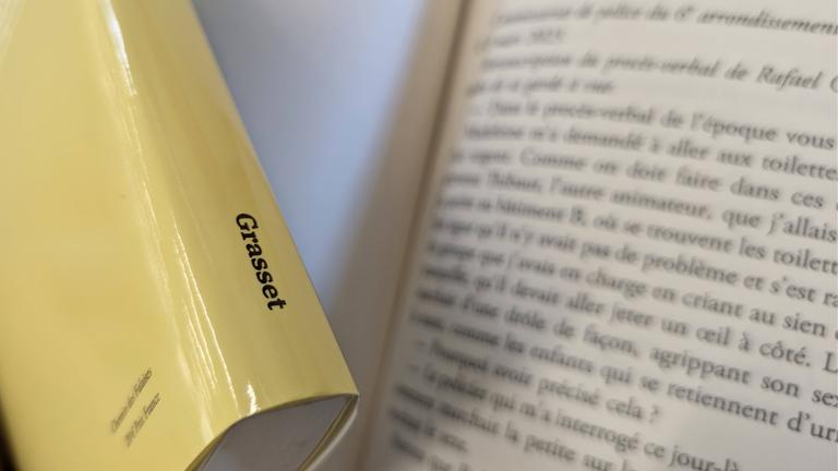 Das Grasset Logo auf einem Buchrücken in Nahaufnahme