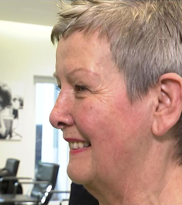 Haare werden grau gefärbt