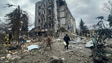 Die ukrainische Stadt Isjum befindet sich in der grauen Zone. Die Menschen hier leben in ständiger Angst vor Drohnenangriffen und Raketenbeschuss.