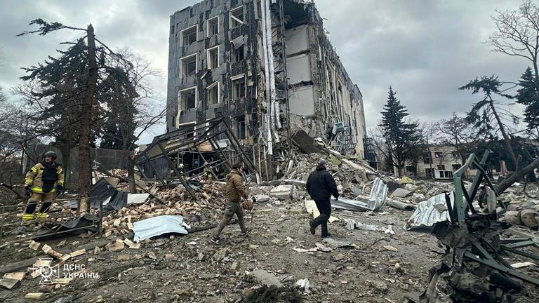 Die ukrainische Stadt Isjum befindet sich in der grauen Zone. Die Menschen hier leben in ständiger Angst vor Drohnenangriffen und Raketenbeschuss.