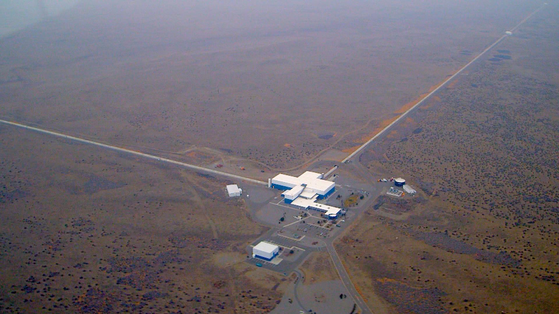 LIGO-Detektor für Gravitationswellen (Luftaufnahme)
