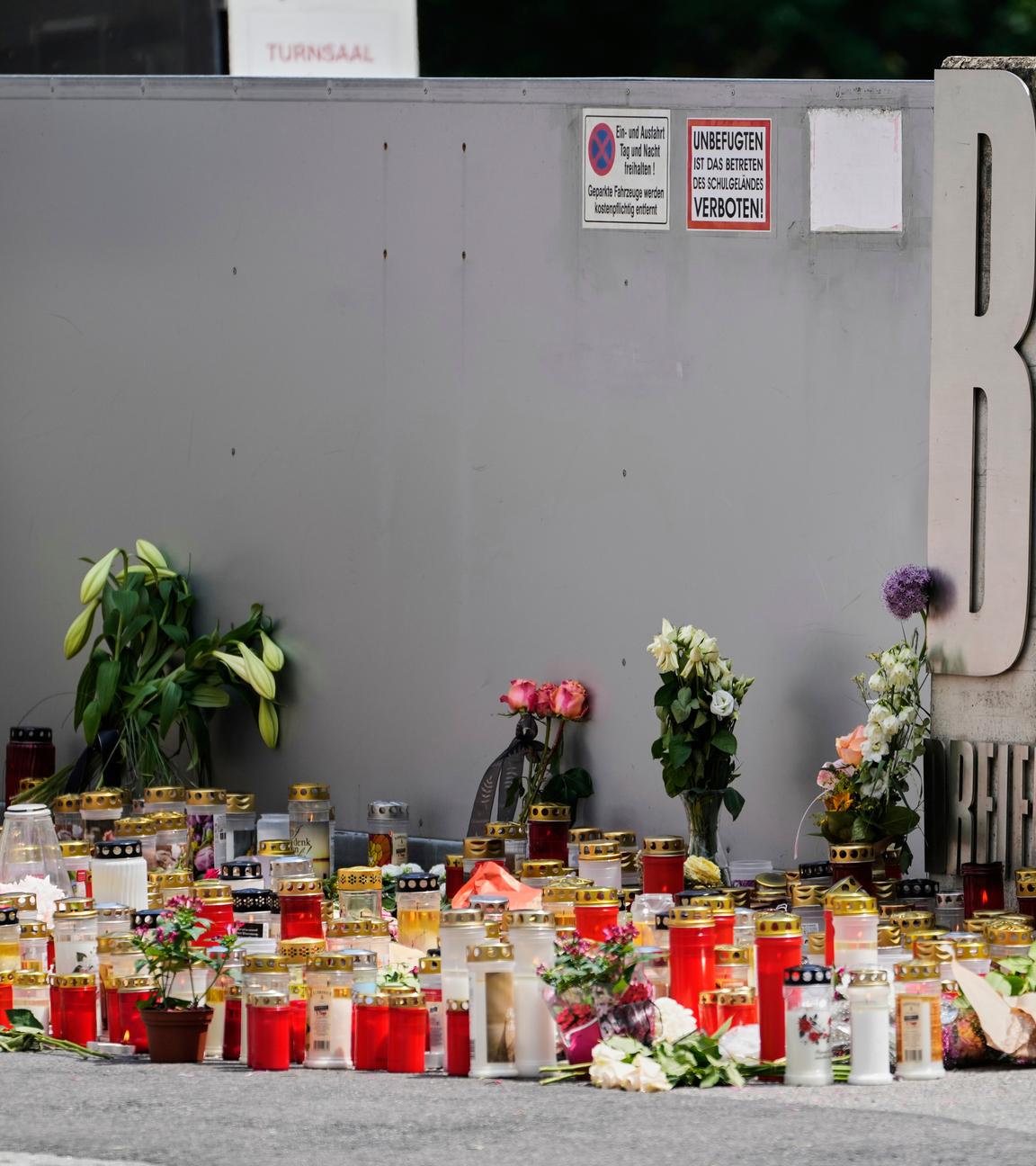 Blumen und Kerzen liegen vor der Schule in Graz in Gedenken an die Opfer nach dem Amoklauf. 