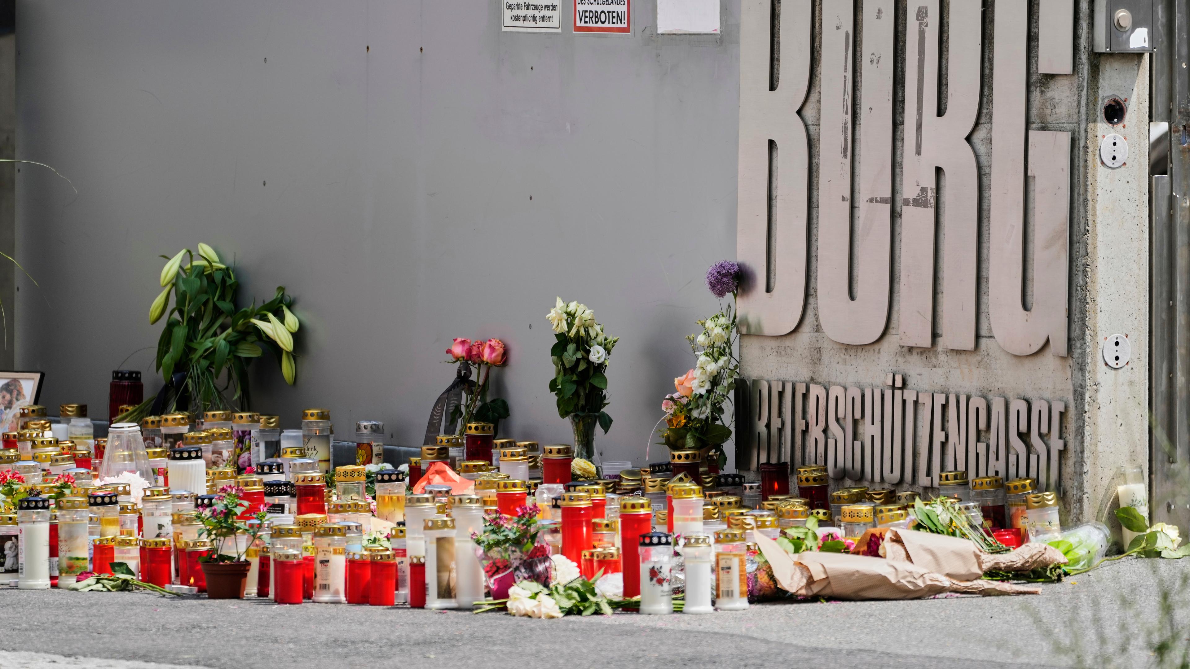 Blumen und Kerzen liegen vor der Schule in Graz in Gedenken an die Opfer nach dem Amoklauf. 