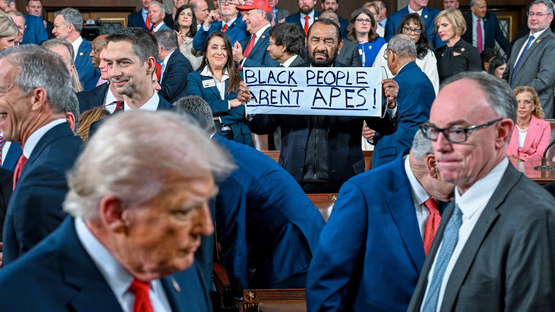 Abgeordneter Al Green hält ein Schild hoch, als US-Präsident Donald J. Trump auf dem Weg zu seiner Rede zur Lage der Nation vor einer gemeinsamen Sitzung des Kongresses im US-Kapitol vorbeigeht. 