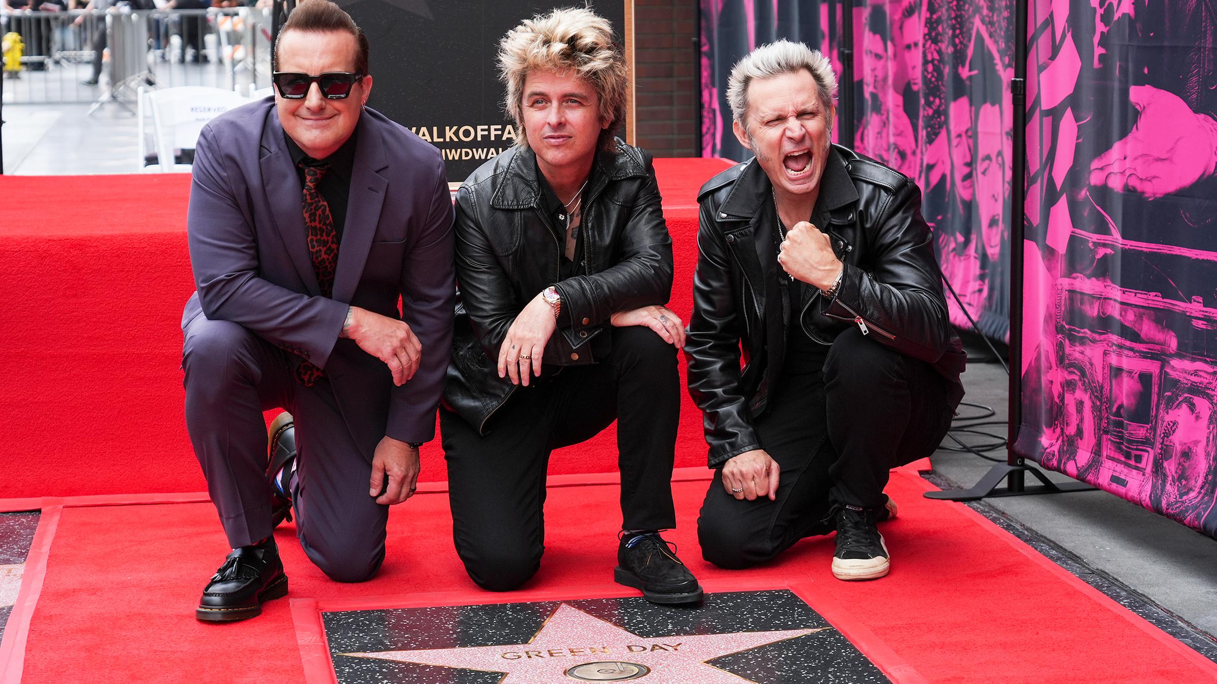 Die Rockband Green Day feiert ihren Stern auf dem berühmten “Walk of Fame“ in Hollywood. Gastredner, Schauspieler Ryan Reynolds, würdigte das Trio als “allerbeste Band der Welt“. (02.05.2025)