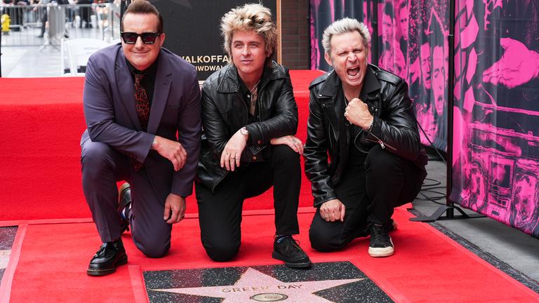 Die Rockband Green Day feiert ihren Stern auf dem berühmten “Walk of Fame“ in Hollywood. Gastredner, Schauspieler Ryan Reynolds, würdigte das Trio als “allerbeste Band der Welt“. (02.05.2025)