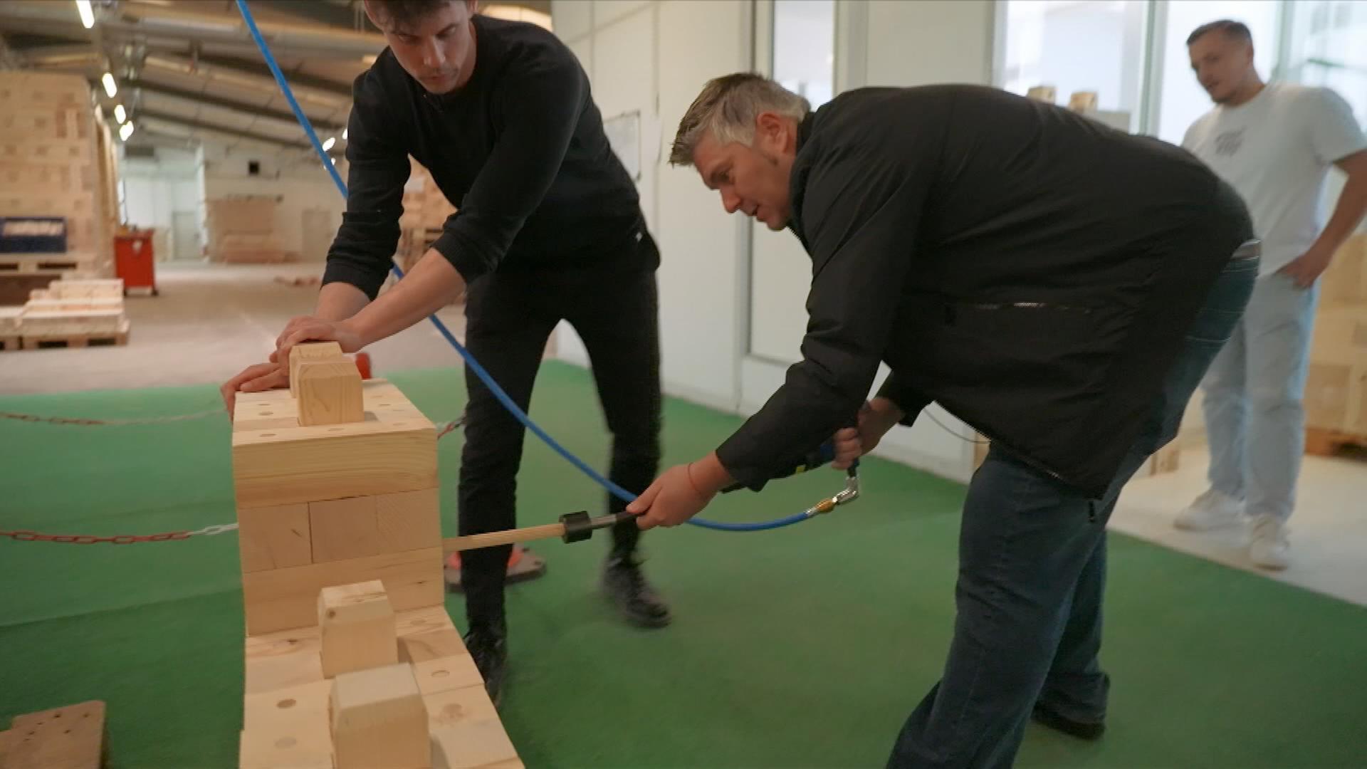 Andreas Stamm (vorne) beim Bauen