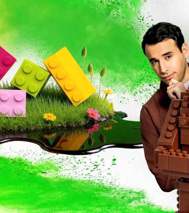 Der Moderator Sherif Rizkallah als Foto und als Lego-Figur neben bunten Legosteinen vor grünem Hintergrund.