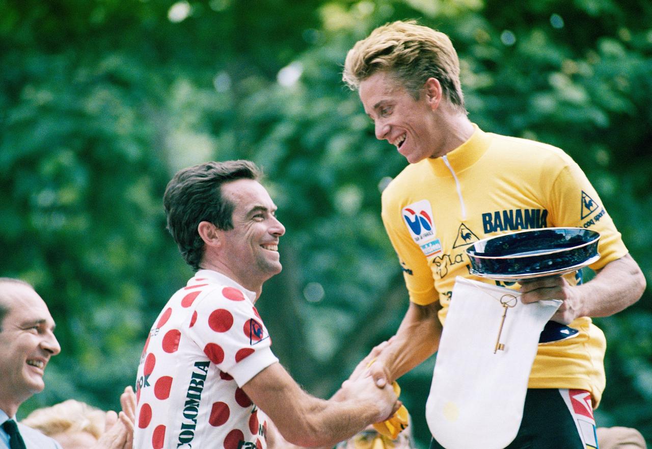 Bernard Hinault (l.) gratuliert Greg LeMond im Gelben Trikot per Handschlag am 27. Juli 1986.