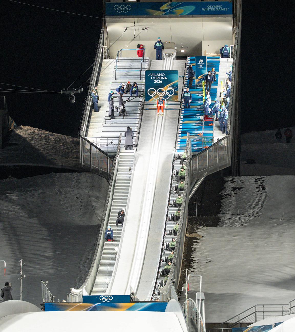 Der schweizer Skispringer Gregor Deschwanden beim Start seines Sprunges beim Skispringen in Predazzo  bei den Olympischen Winterspielen 2026