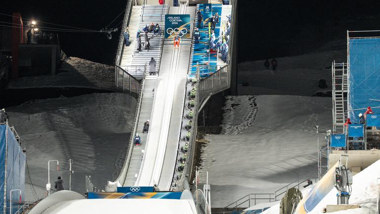 Der schweizer Skispringer Gregor Deschwanden beim Start seines Sprunges beim Skispringen in Predazzo  bei den Olympischen Winterspielen 2026