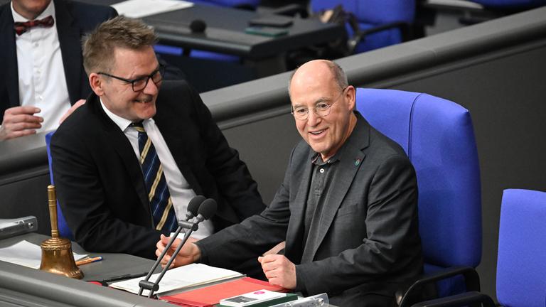 Berlin: Gregor Gysi (M, Die Linke) testet das Pult für die Rede zur Eröffnung des neuen Bundestags nach der 214. Plenarsitzung der 20. Legislaturperiode im Deutschen Bundestag.