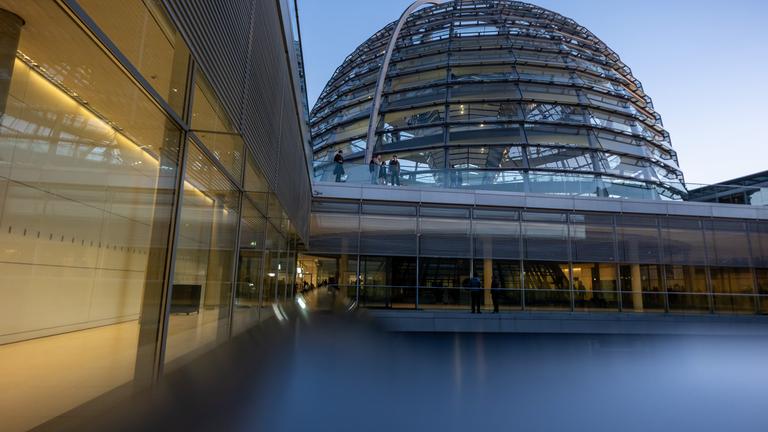 Berlin: Blick auf die Kuppel des Bundestags vor der letzten Sitzung in der 20. Legislaturperiode.