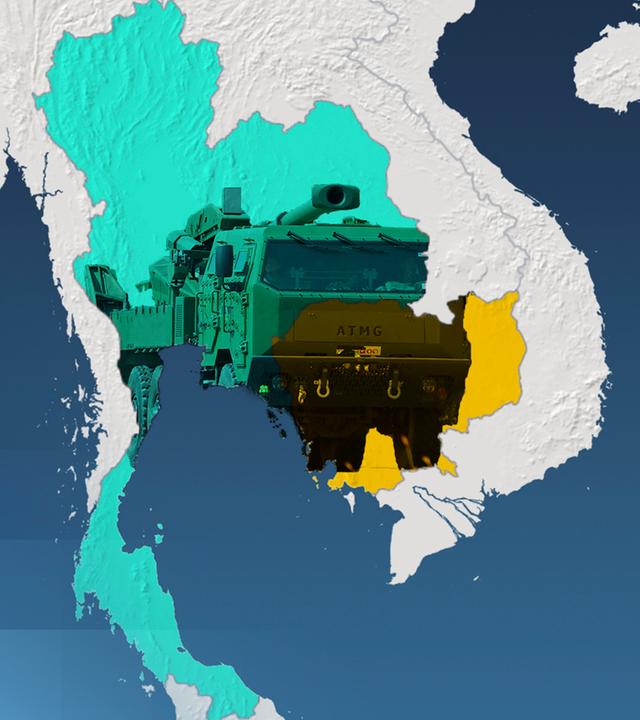 Landkarte von Thailand und Kambodscha. Die Länder sind in unterschiedlichen Farben markiert. In das Bild ist ein Foto von einem Militärfahrzeug eingefügt, dass über den Grenzverlauf gelegt ist und deswegen auch die zwei Farben passend zu den Grenzen über sich gelegt hat.