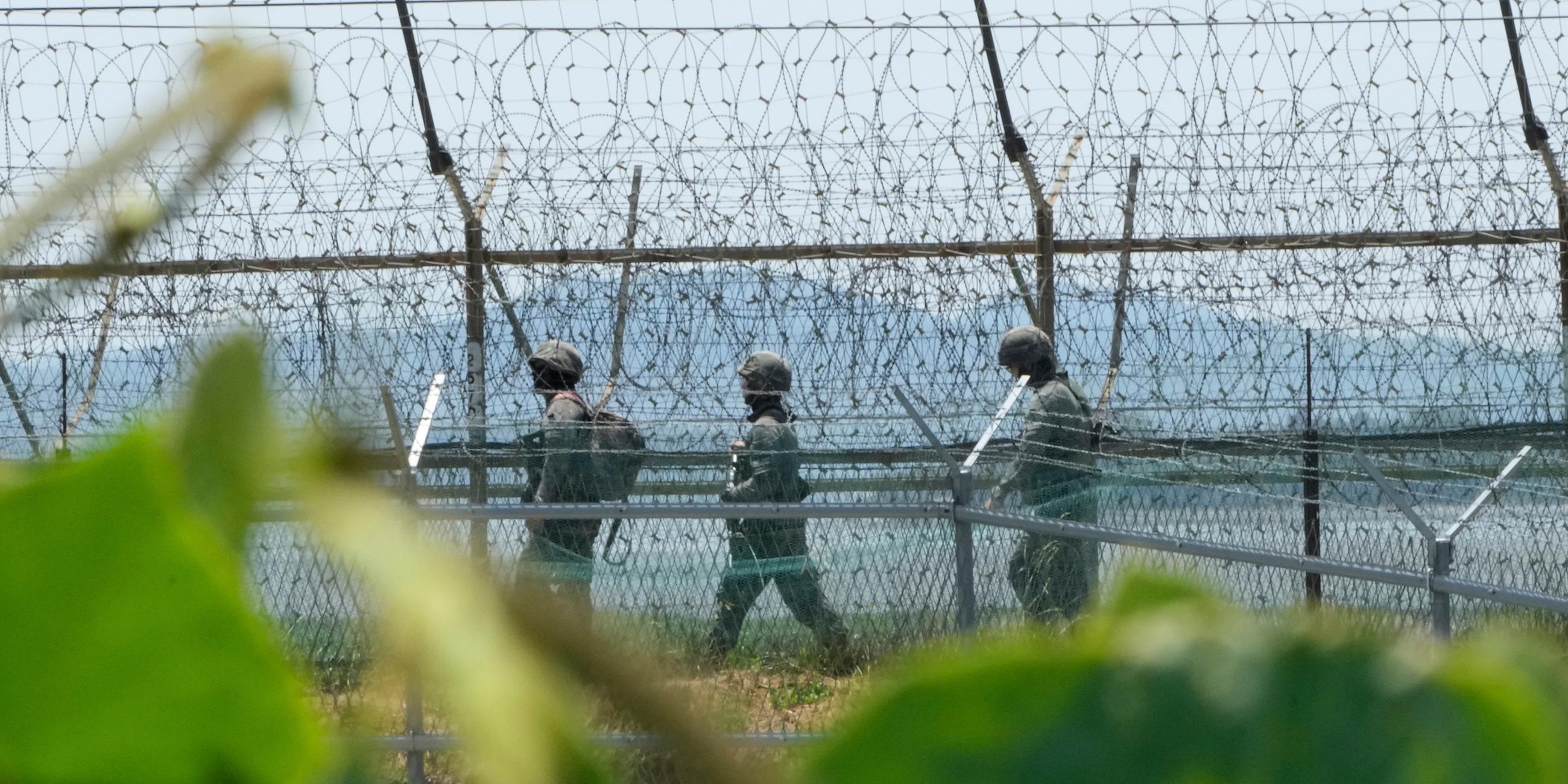 Südkoreanische Soldaten patroullieren in der Nähe der Grenze zu Nordkorea. (Archiv)
