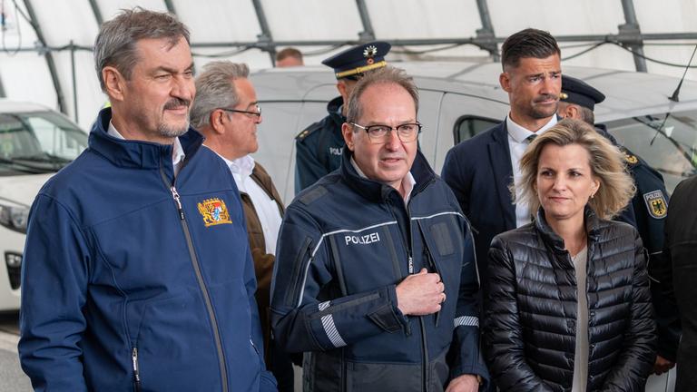 Ministerpräsident Söder und Innenminister Dobrindt besuchen die Kontrollstelle Kiefersfelden