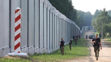 Polnische Grenzschutzbeamte in der Nähe des neuen Zauns an der polnisch-belarussischen Grenze  am 30.6.2022