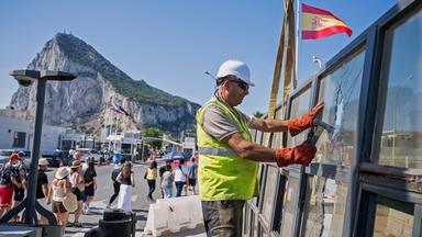 Vor der Kulisse des Felsens von Gibraltar bauen Arbeiter am Montag, dem 0607.2026, in La Línea de la Concepción (Spanien) einen spanischen Grenzkontrollpunkt ab