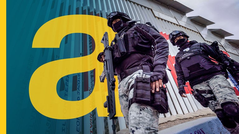 schwer bewaffnete Soldaten, die an der Grenze zwischen Mexiko und den USA patroullieren